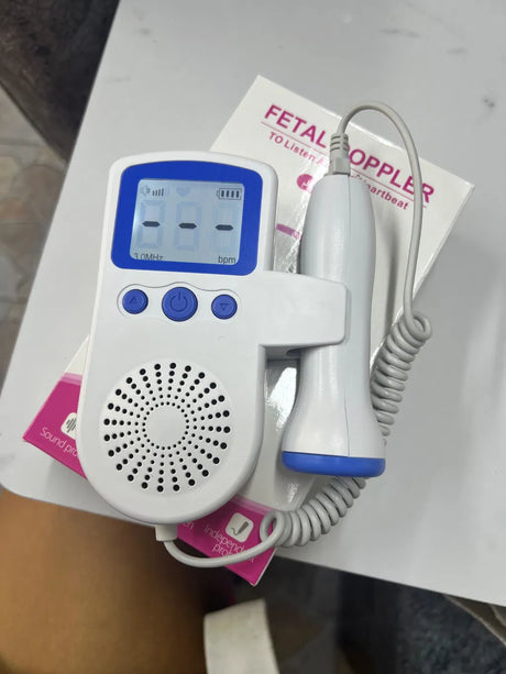 Monitor fetal doppler sobre la mesa de noche